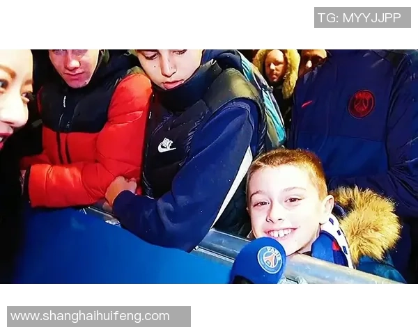 足球巨星赛场外温情一幕亲自护送小球童温暖全场观众